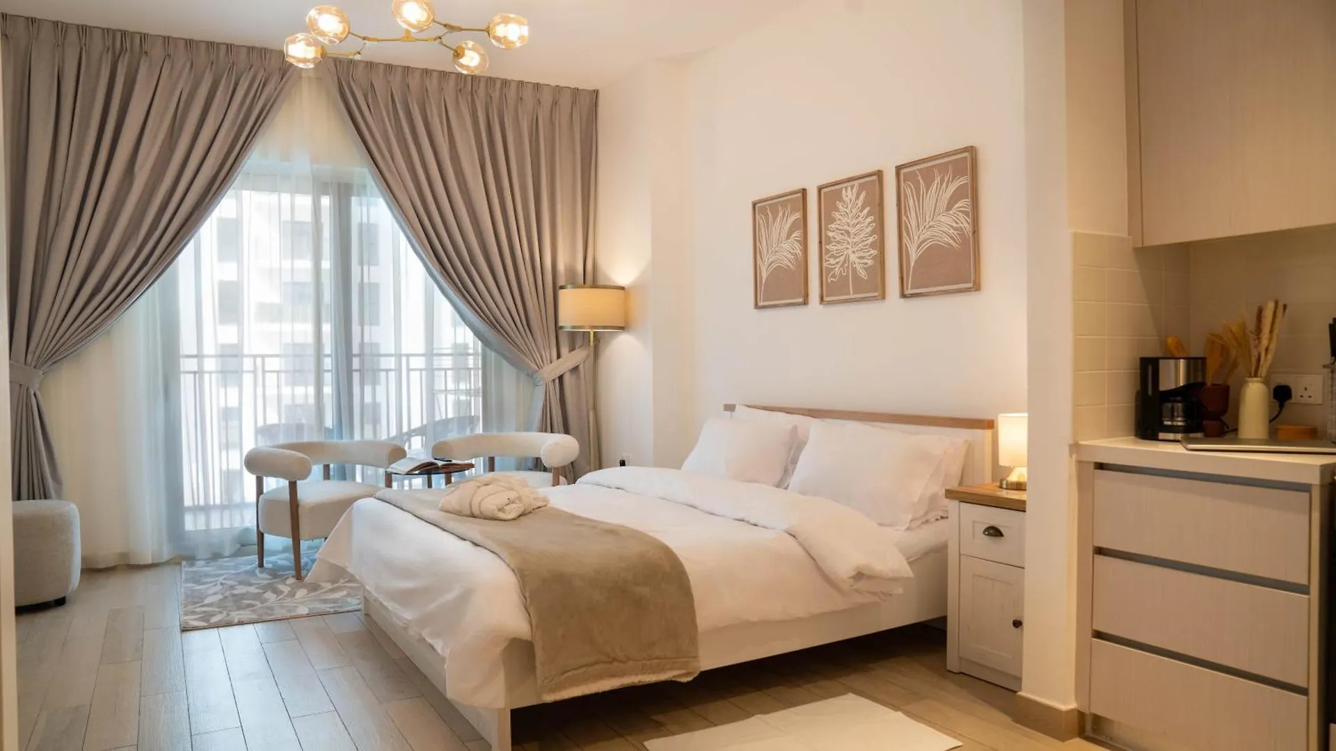 Classy Modern Studio Canal And Pool View Abu Dhabi