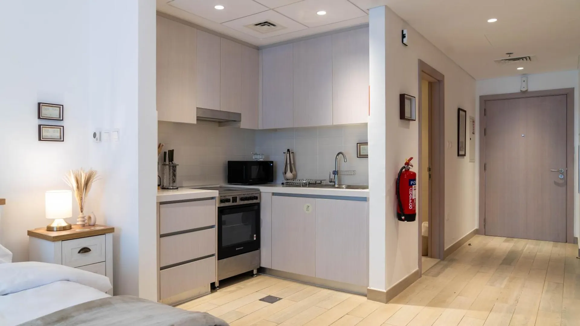 Classy Modern Studio Canal And Pool View Abu Dhabi Apartamento